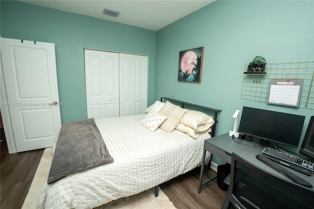 25433 SW 108th Ct, Homestead, FL 33032 - bedroom with wood finished floors, a closet, and a desk