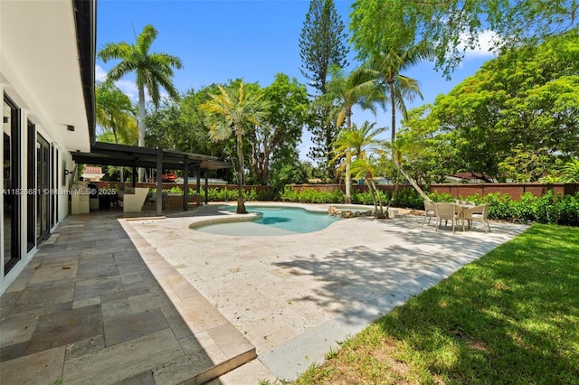 15202 SW 80th Ave, Palmetto Bay, FL 33157 - view of swimming pool featuring a patio, a fenced backyard, and a pool with connected hot tub