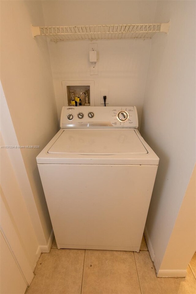 18328 NW 68th Ave Unit P, Hialeah, FL 33015 - laundry room featuring washer / dryer and light tile patterned flooring