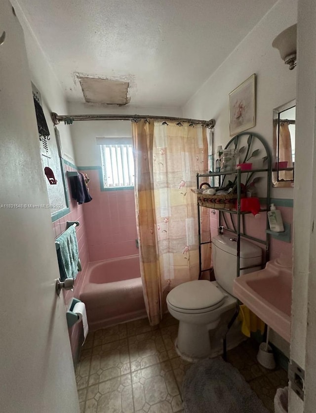 6641 Perry St, Hollywood, FL 33024 - full bath featuring shower / bath combo and tile patterned floors
