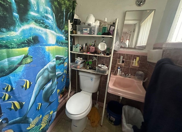 6641 Perry St, Hollywood, FL 33024 - bathroom featuring tile walls and wainscoting