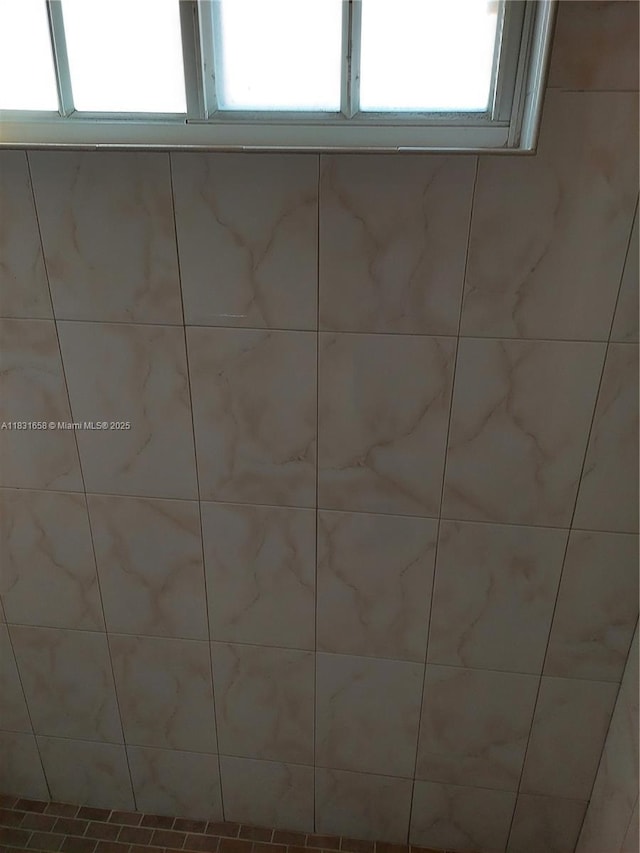 2403 W 76th St Unit 203, Hialeah, FL 33016 - bathroom with a tile shower