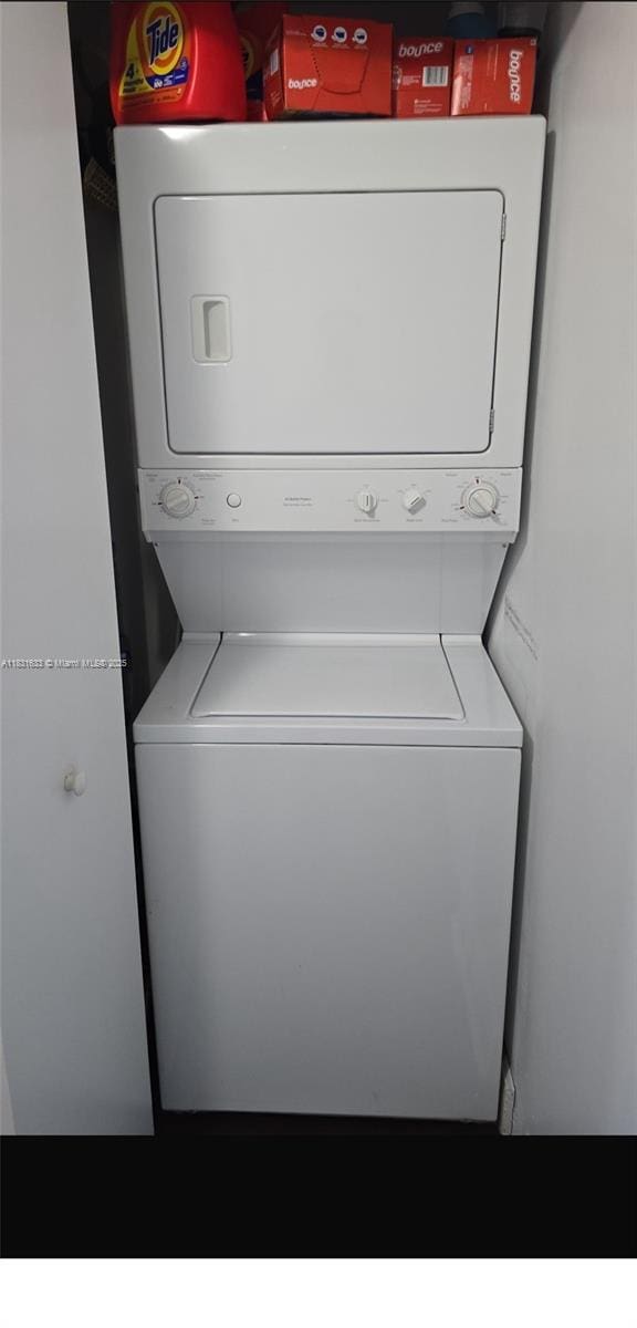 90 SW 3rd St Unit 2214, Miami, FL 33130 - laundry room featuring stacked washer / drying machine
