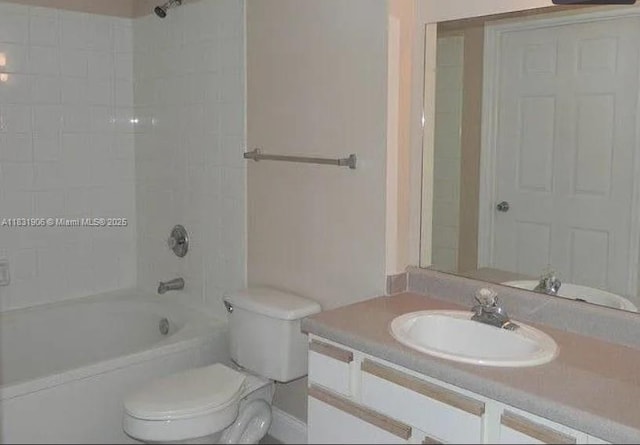 160 SW 117th Ter Unit 6102, Pembroke Pines, FL 33025 - full bath with washtub / shower combination and vanity