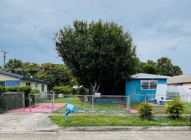1344 W 10th St, Riviera Beach, FL 33404 - view of front of property featuring a gate