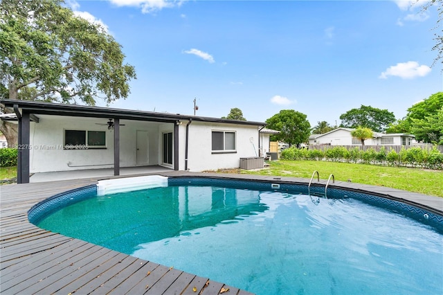 524 NW 7th Ct, Boynton Beach, FL 33426 - swimming pool featuring a ceiling fan