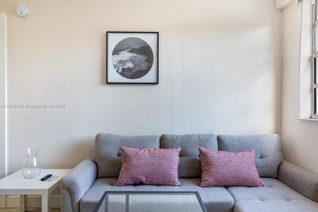 505 SE 20th St, Fort Lauderdale, FL 33316 - living area with a textured wall