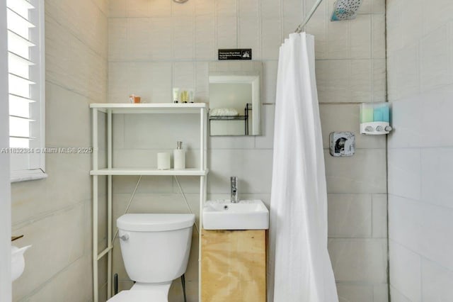 505 SE 20th St, Fort Lauderdale, FL 33316 - full bath featuring tile walls and a shower with curtain