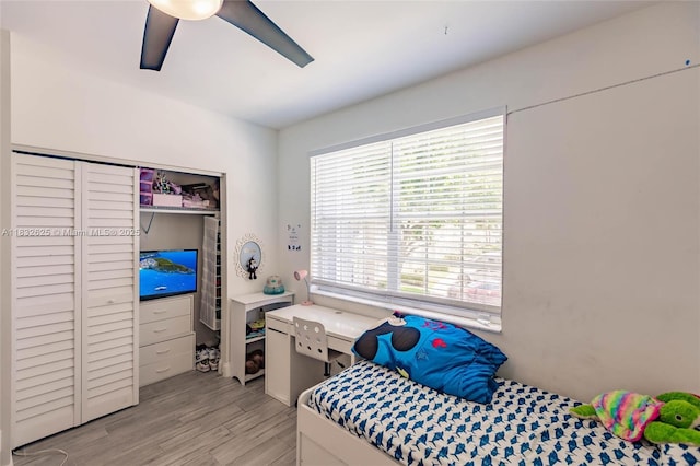 23 Simonton Cir, Weston, FL 33326 - bedroom featuring light wood-style floors, a closet, and ceiling fan