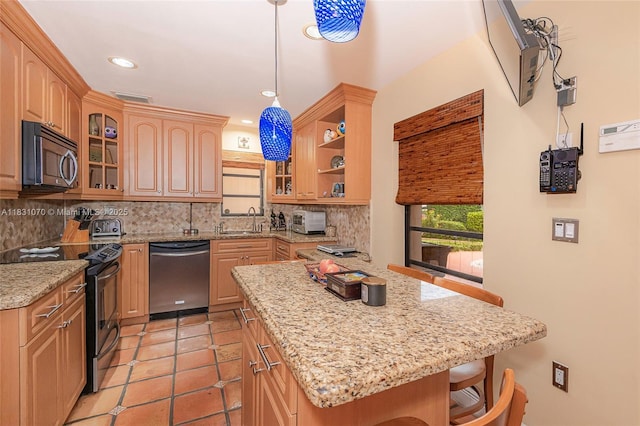 8445 SW 80th Pl, Miami, FL 33143 - kitchen with stainless steel appliances, backsplash, recessed lighting, a breakfast bar, and a kitchen island