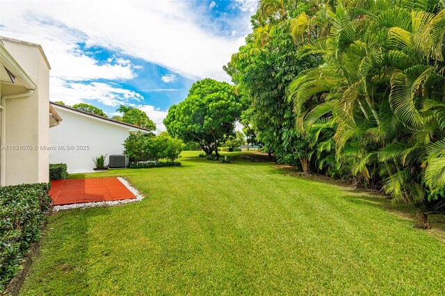 8445 SW 80th Pl, Miami, FL 33143 - view of grassy yard