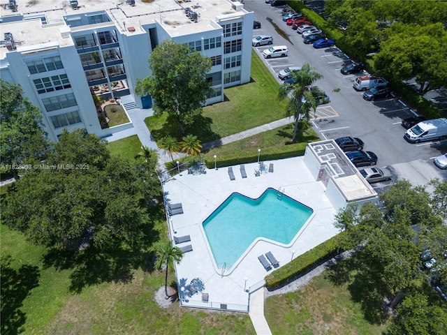 bird's eye view of a pool area