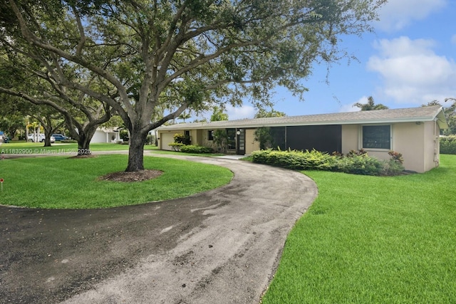 15471 SW 83rd Ave, Palmetto Bay, FL 33157 - ranch-style house featuring curved driveway, a front yard, stucco siding, and an attached garage