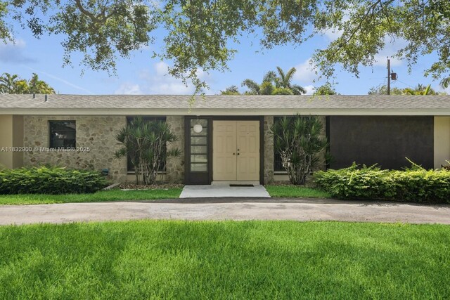 15471 SW 83rd Ave, Palmetto Bay, FL 33157 - view of front of property with a front yard