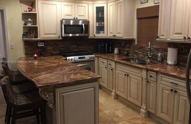 65821 Overseas Hwy, Long Key, FL 33001 - kitchen with stainless steel appliances, a kitchen bar, tasteful backsplash, and a peninsula