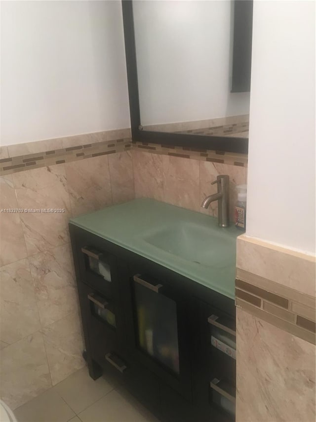 1750 NE 115th St Unit 608, Miami, FL 33181 - half bath featuring tile walls, vanity, and tile patterned flooring