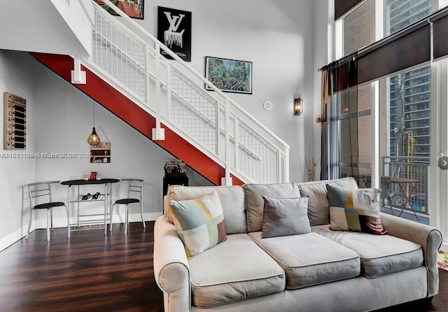 244 Biscayne Blvd Unit 440, Miami, FL 33132 - living area featuring wood finished floors and a high ceiling