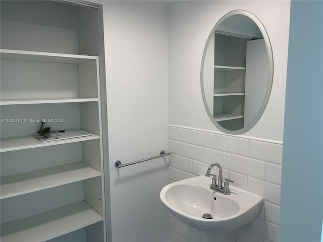 690 SW 1st Ct Unit 19, Miami, FL 33130 - bathroom featuring backsplash and tile walls