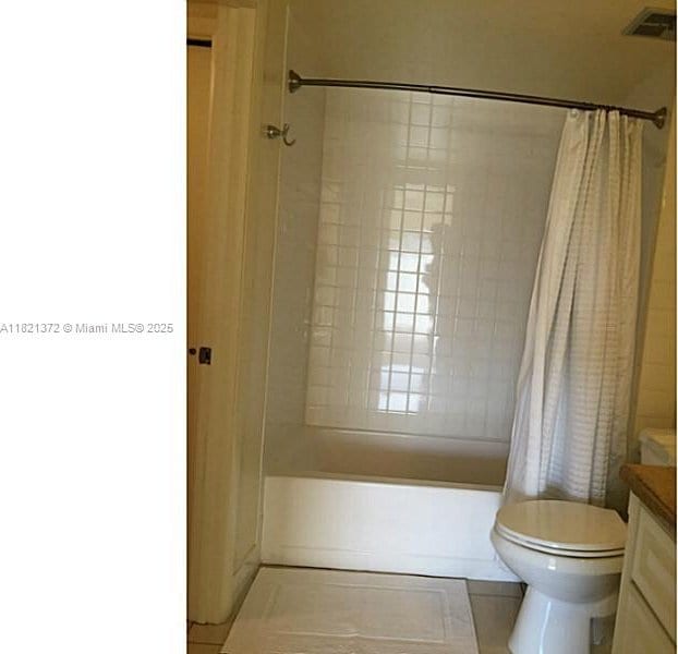 7900 Camino Crk Unit 401, Miami, FL 33143 - bathroom with shower / bath combo with shower curtain and vanity