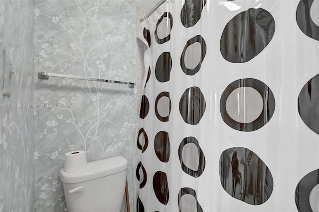 1001 Colony Point Cir Unit 220, Pembroke Pines, FL 33026 - full bathroom featuring a shower with curtain and tile walls