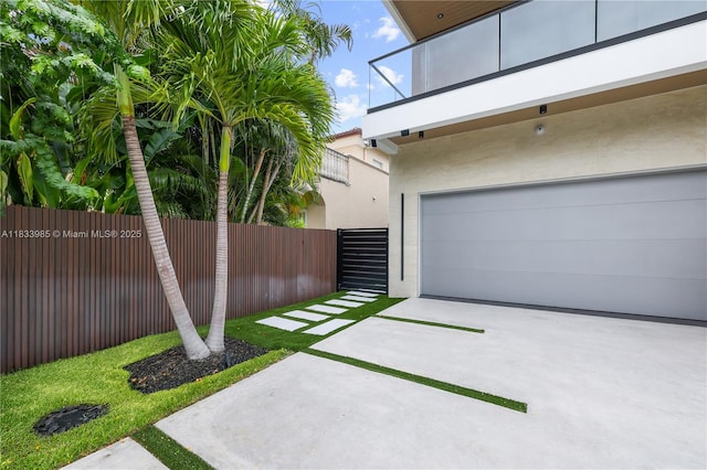 436 NE 10th Ave, Fort Lauderdale, FL 33301 - garage with driveway