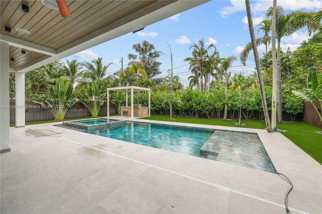 436 NE 10th Ave, Fort Lauderdale, FL 33301 - view of swimming pool featuring a fenced backyard, a patio area, a ceiling fan, and a pool with connected hot tub