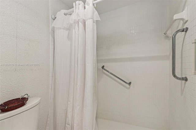 4350 Hillcrest Dr Unit 303, Hollywood, FL 33021 - full bath featuring tiled shower and toilet