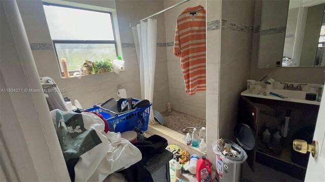 7080 Hope St, Hollywood, FL 33024 - full bath featuring tiled shower and vanity