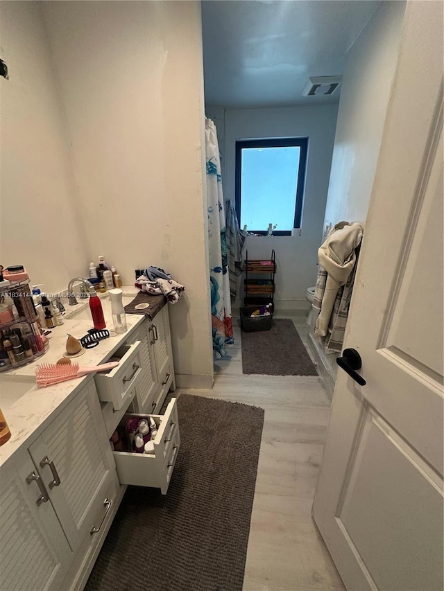 5900 NE 21st Ln, Fort Lauderdale, FL 33308 - full bath featuring wood finished floors, vanity, and a shower with curtain