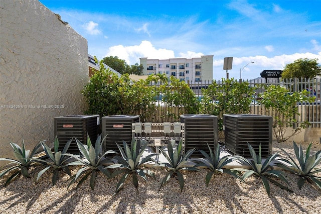 403 SW 12th Ave, Miami, FL 33130 - view of yard
