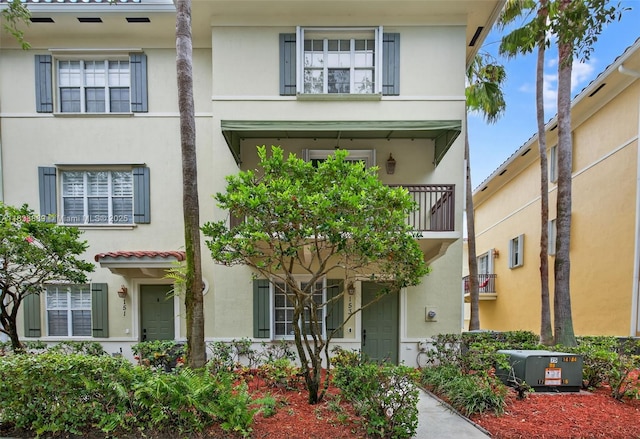 153 Apalachee Ln, Jupiter, FL 33458 - view of front of home with stucco siding and a balcony