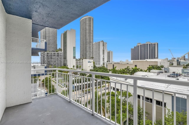 275 NE 18th St Unit 706, Miami, FL 33132 - balcony featuring a skyline view