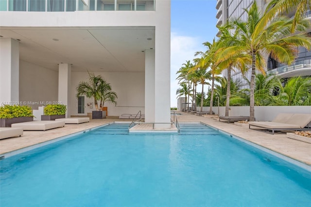 1040 Biscayne Blvd Unit 2108, Miami, FL 33132 - community pool with a patio area