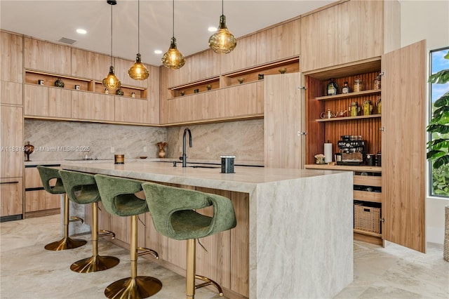 18269 SW 54th St, Miramar, FL 33029 - bar area with backsplash, pendant lighting, and recessed lighting