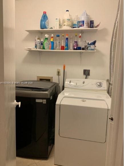 9421 Fontainebleau Blvd Unit 206-35, Miami, FL 33172 - washroom featuring washing machine and clothes dryer, light tile patterned flooring, and a bar
