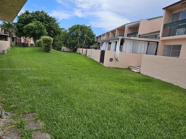 9199 Fontainebleau Blvd Unit 6, Miami, FL 33172 - view of yard