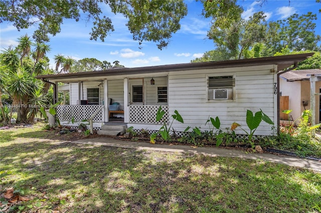 796 29th Ave, Vero Beach, FL 32968 - view of front of home with a porch and a front lawn