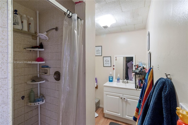796 29th Ave, Vero Beach, FL 32968 - bathroom featuring a tile shower, wood finished floors, and vanity