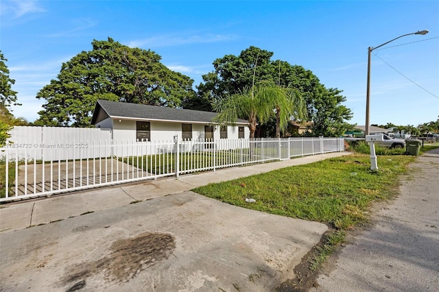 324 SW 16th Ter, Homestead, FL 33030 - ranch-style house featuring a fenced front yard