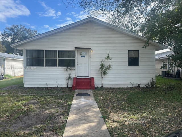 532 Bond, Clewiston, FL 33440 - view of front of property featuring entry steps and a front lawn