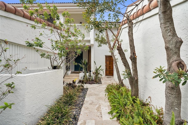 20218 NE 34th Ct Unit 52, Aventura, FL 33180 - entrance to property with a balcony, stucco siding, and a tiled roof
