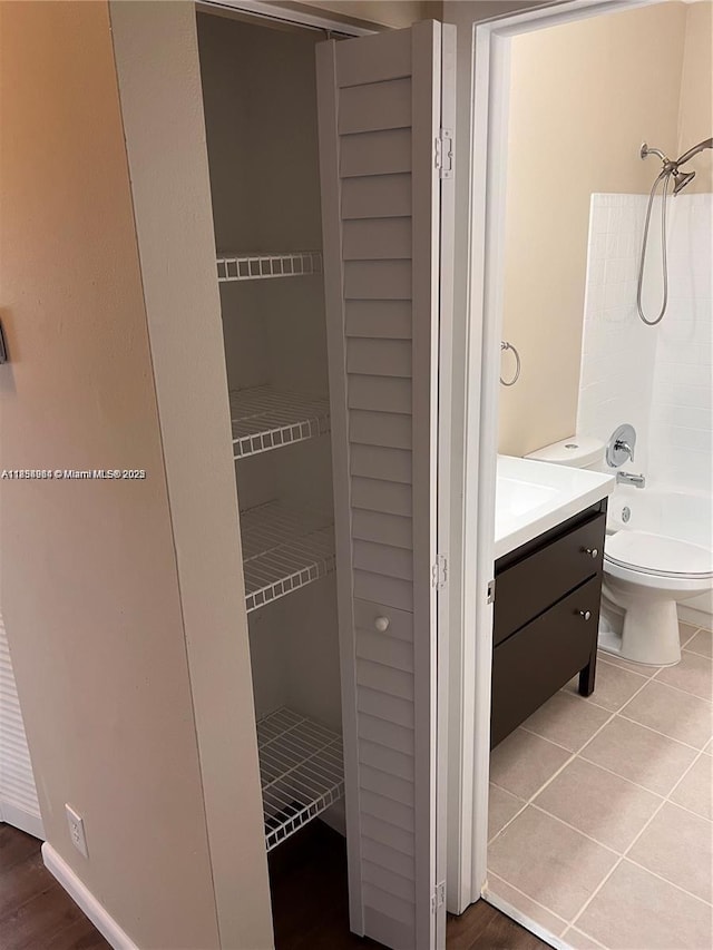 3016 NE 21st Ter Unit 3016, Fort Lauderdale, FL 33306 - full bath with washtub / shower combination, vanity, and tile patterned floors