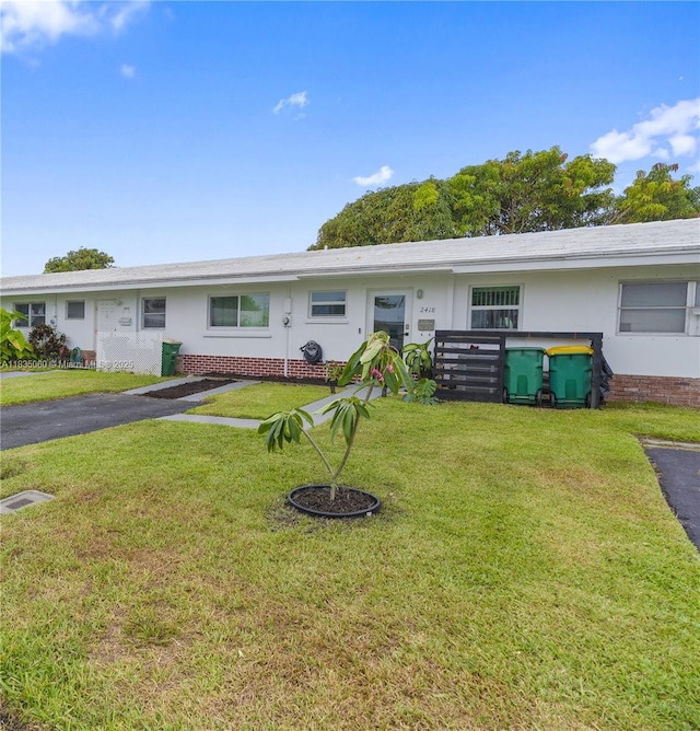 2418 NW 52nd St, Tamarac, FL 33309 - ranch-style home with a front yard