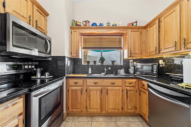 17130 SW 93rd Ave, Palmetto Bay, FL 33157 - kitchen featuring stainless steel appliances, dark countertops, backsplash, and light tile patterned floors