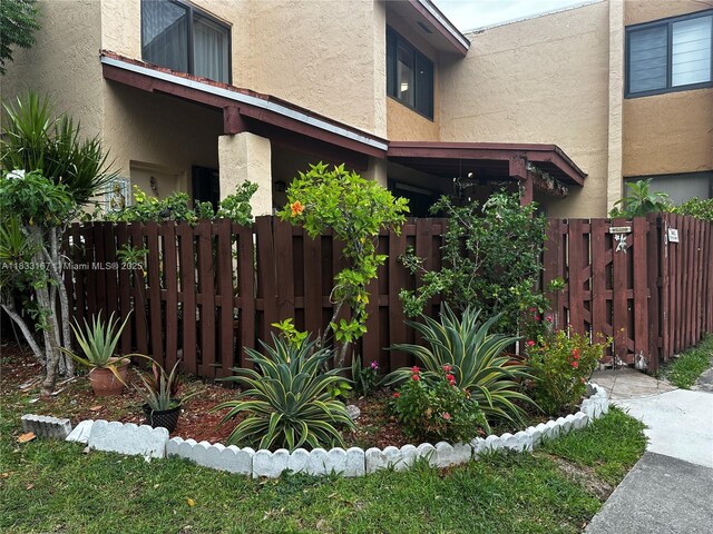 311 W Park Dr Unit 101-13, Miami, FL 33172 - view of yard