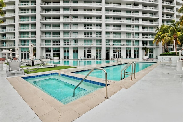 90 SW 3rd St Unit 3810, Miami, FL 33130 - community pool with a hot tub and a patio
