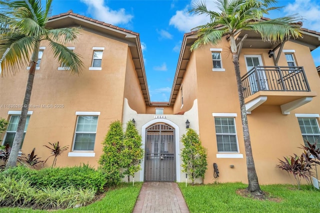 14646 SW 13th St, Pembroke Pines, FL 33027 - entrance to property featuring stucco siding and a balcony