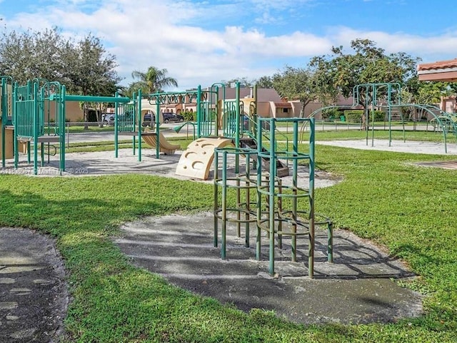 15 Laredo Pl Unit 2-7, Davie, FL 33324 - community play area featuring a lawn