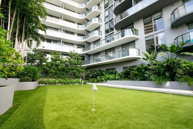 121 NE 34th St Unit 3012, Miami, FL 33137 - view of home's community with a putting green