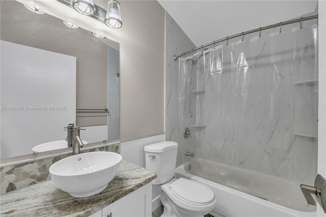 15859 N 68th Ct N, Loxahatchee, FL 33470 - full bath with shower / bath combo with shower curtain, vanity, wainscoting, and a textured wall